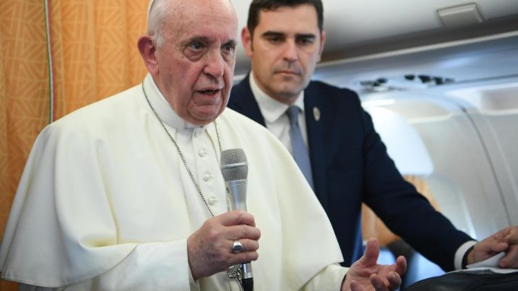 Papa Franjo u zrakoplovu na povratku iz Skoplja u Rim; 7. svibnja 2019.