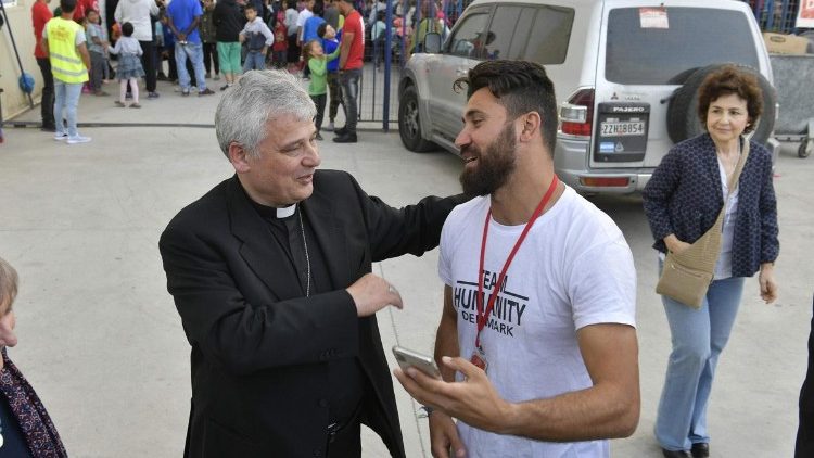 Кардинал Крајевски во посета на камп за бегалци