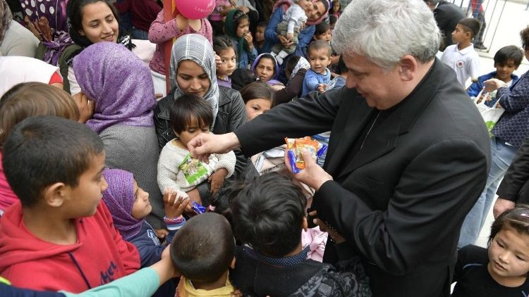 Il cardinale Krajewski con i bambini dei migranti