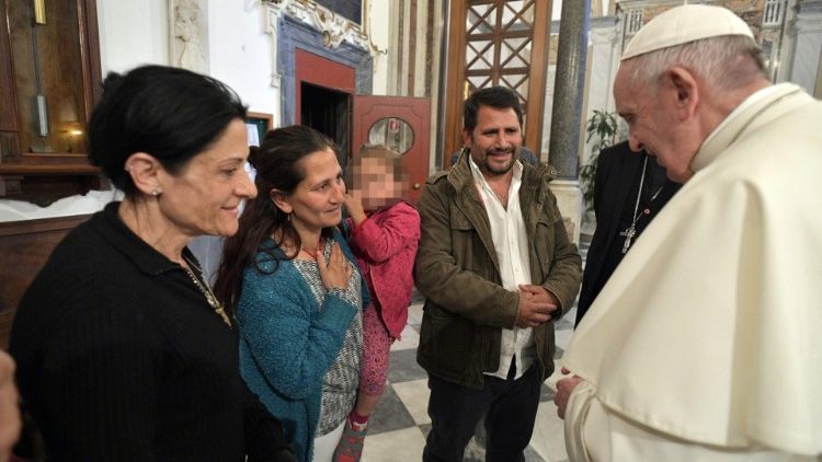 Po srečanju je papež Frančišek pozdravil romsko družino, ki je bila v teh dneh deležna rasističnih groženj in napadov.