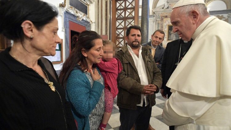 Popiežius Pranciškus guodžia Romoje rasistinių grasinimų ir įžeidimų susilaukiusią čigonų šeimą