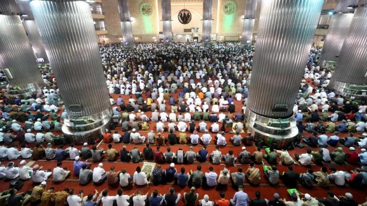 Freitagsgebet in der Istiqlal Moschee, Jakarta, Indonesien