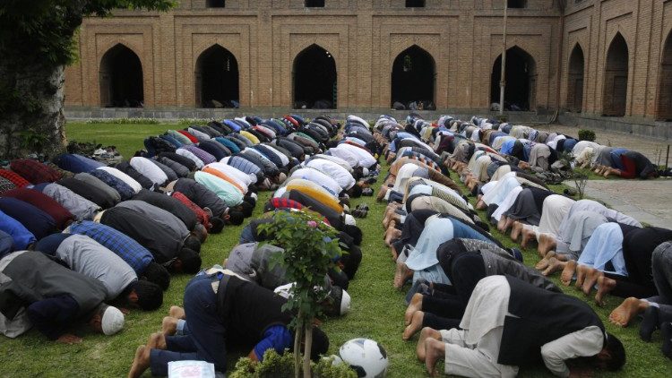 Musulmans en prière lors du Ramadan au Cachemire, en Inde