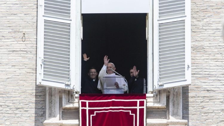 Двајца од 19 ракоположени свештеници со Папата на прозорецот на Апостолската палата