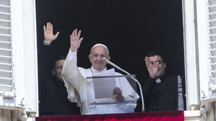 教皇フランシスコと新司祭たち　2019年5月12日　バチカンでの日曜正午の祈り