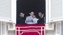 pope-francis-recites-the-regina-coeli-prayer-1557658731596.jpg