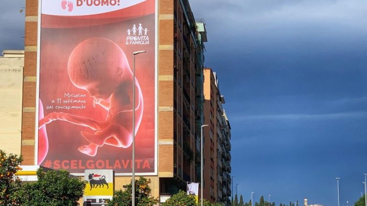 Affish mot abort på en husvägg i Rom 