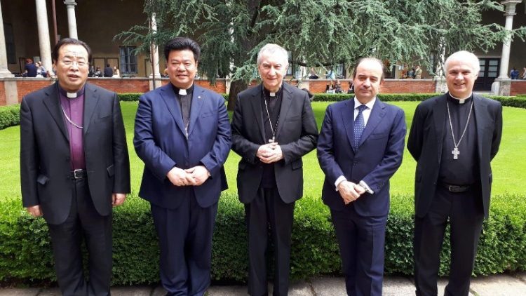 Der vatikanische Kardinalstaatssekretär Parolin Mitte) mit Bischof Li Shan (Peking, l.) und Huang Bingzhang (Shantou, 2.v.l.) in Rom, Mai 2019
