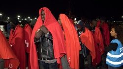 spanish-authorities-rescue-56-migrants-off-so-1558075728277.jpg
