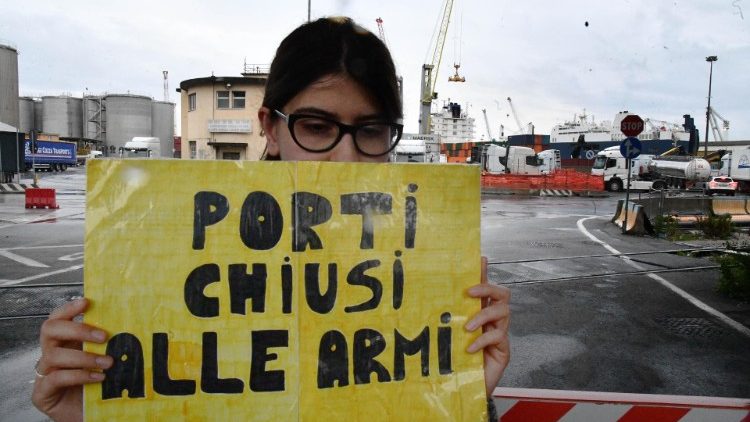 Bahri Yambu attracca in porto Genova 