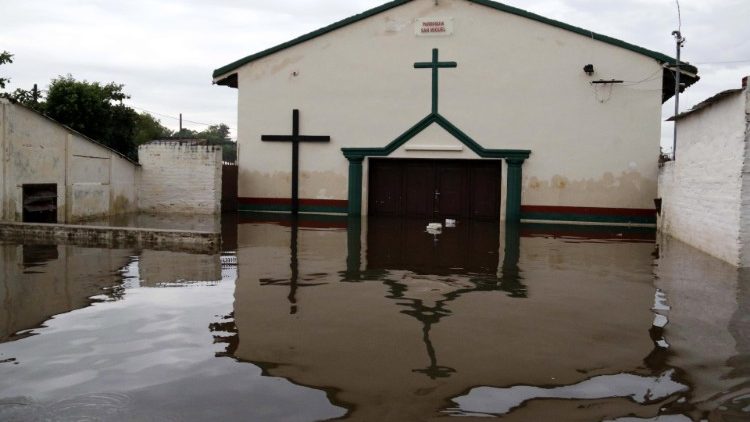 Una chiesa ad Asuncion sommersa dalle acque