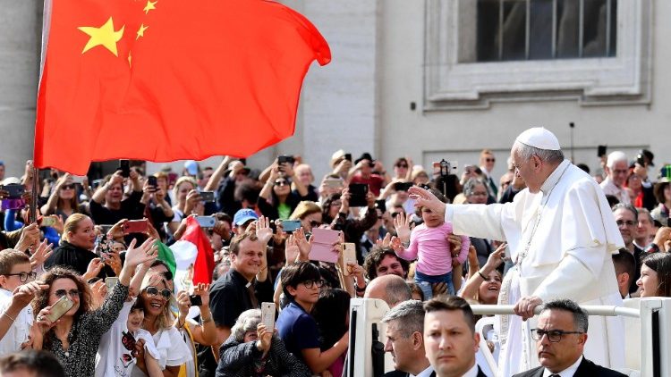 Der Papst bei der Generalaudienz, Gläubige aus China schwenken eine Flagge