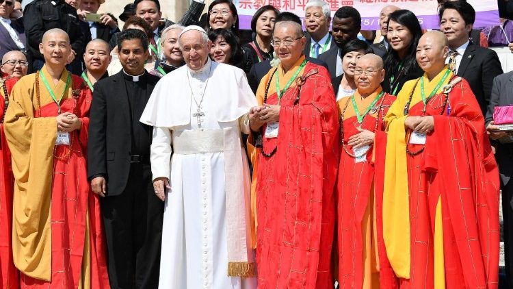 Mgr Kankanamalage, ici auprès du Pape François lors de la visite d'une délégation interreligieuse de Taïwan au Vatican, le 22 mai dernier.