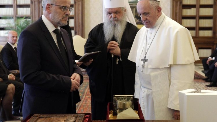 Папата ја прими во аудиенција македонската делегација