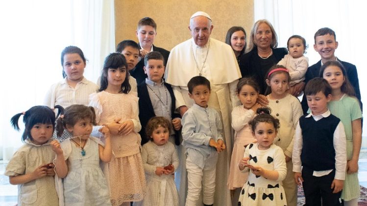 Påven Franciskus med barn från Oskyldiga barnens institut 