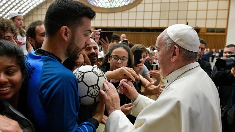 教皇フランシスコ、サッカーに親しむ生徒たちとの出会いで　2019年5月24日
