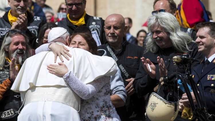 El Papa Francisco con miembros del grupo de motociclistas Cristianos  (Photo by Andreas SOLARO / AFP)