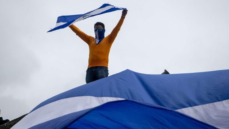 Un manifestant anti-Ortega brandit le drapeau du Nicaragua