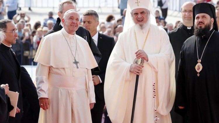 البطريرك دانيال مع البابا فرنسيس 