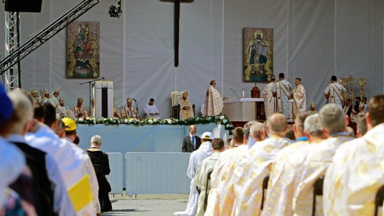 البابا يترأس احتفالا ليتورجيا في بلاج يعلن خلاله سبعة طوباويين جدد 