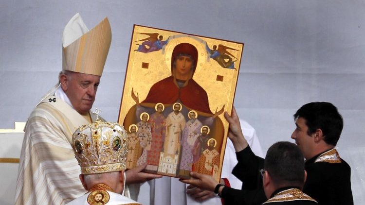 Pope Francis with an icon showing the seven beatified martyrs together with the Virgin Mary