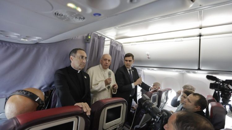 Micaci Cristian Ferenc pápával szemben az első sorban ült a repülőgépi sajtótájékozatón és másodikként kérdezhette a Szentatyát