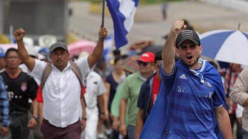 Maestros y médicos de Honduras mantienen paro pese a derogación 