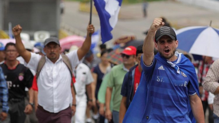 Maestros y médicos de Honduras mantienen paro pese a derogación de decretos