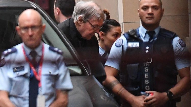 Melbourne am 21. August: George Pell wird in den Gerichtssaal eskortiert