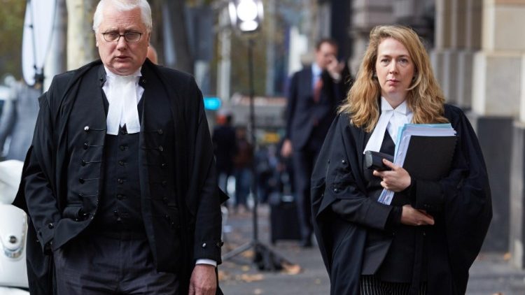 Advogados de George Pell Bret Walker (esq) e Ruth Shann (dir) no Supremo Tribunal em Victoria