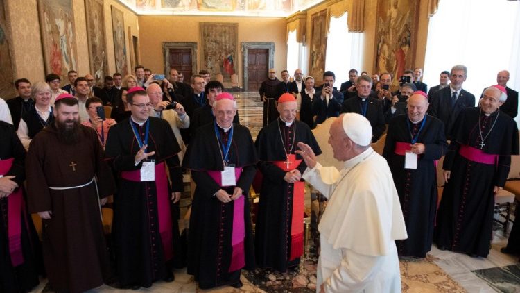 Påven Franciskus tar emot deltagarna i Kongressen om pastoralvård av kallelser i Europa