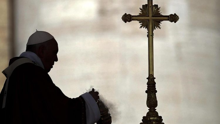 Papa Francisco incensa crucifixo e altar do sacrifício durante a Missa na Vigília de Pentecostes