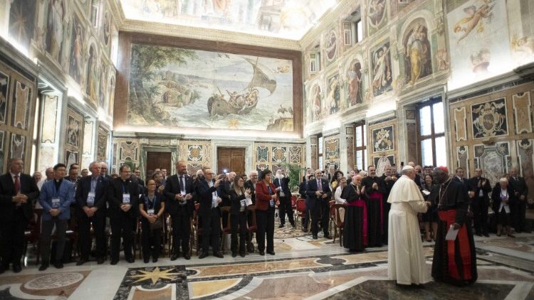 프란치스코 교황과 국제 세미나 참가자들