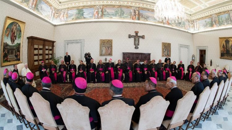 Papież przyjął pierwsza grupę francuskich biskupów