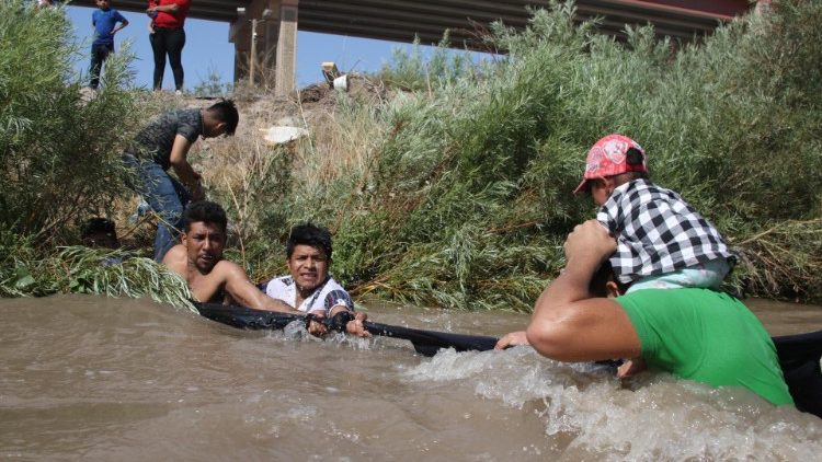 Migranti centroamericani cercano di guadare il Rio Grande