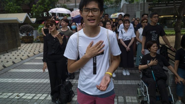 प्रत्यर्पण कानून के विरुद्ध आवाज़ उठाते हाँग काँग के लोग, 14.06.2019