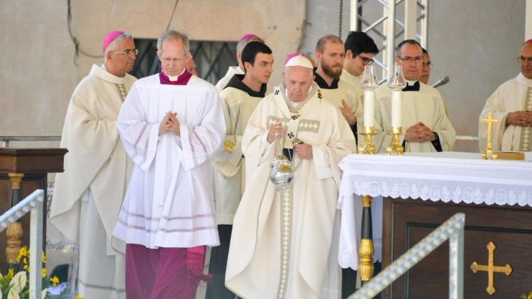 Papa Franjo slavi misu u Camerinu, talijanskom mjestu teško oštećenom u potresu prije tri godine; 16. lipnja 2019.