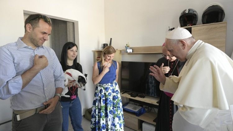 Camarinao - Pope francis embraced the suffering with prayer