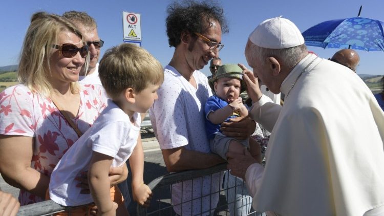 Papa Franjo u Camerinu (Italija), pozdravlja stanovništvo pogođeno potresom