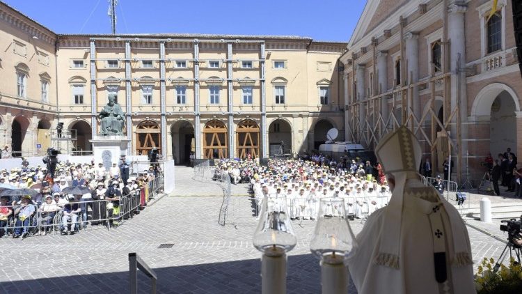 프란치스코 교황 카메리노 마을 방문
