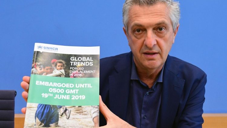 புலம்பெயர்ந்தோர் குறித்த 2018ம் ஆண்டு அறிக்கையை வெளியிடும் UNHCR தலைமை அதிகாரி Filippo Grandi 