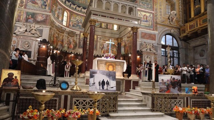 Ein Moment des Gottesdienstes in der Kirche Santa Maria in Trastevere