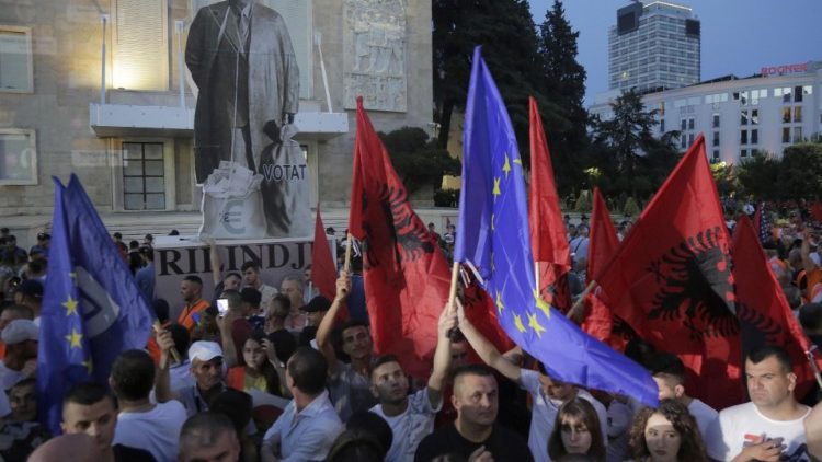 Антиправителствен протест в Тирана от поддръжници на опозицията 22.6.2019