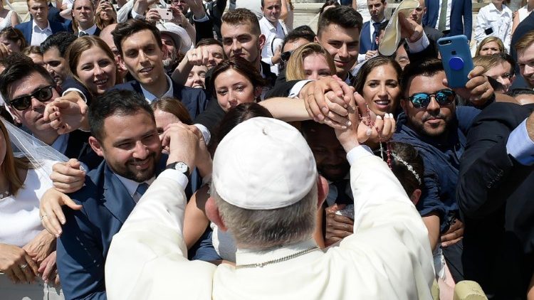Papa Franjo i mladenci tijekom opće audijencije na Trgu svetoga Petra