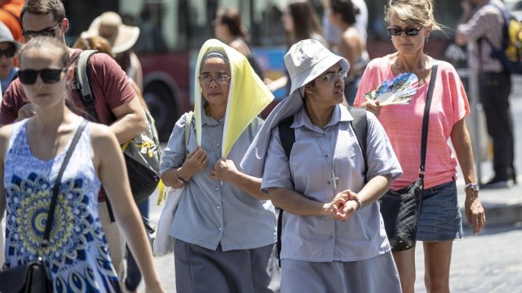 Ordensfrauen versuchen sich vor der Hitze in Rom zu schützen