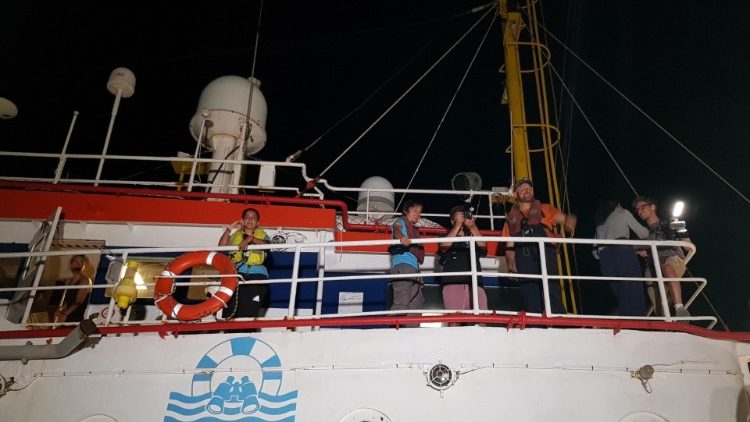 Das Rettungsschiff bei der nächtlichen Einfahrt in Lampedusa