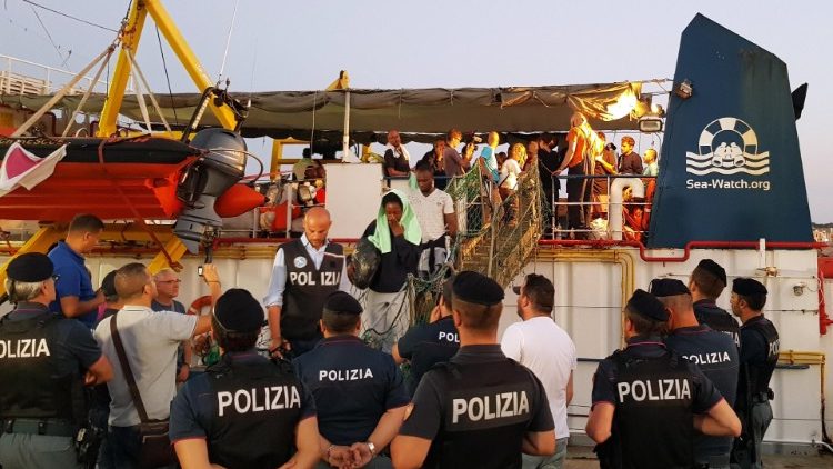 Les migrants secourus par le Sea Watch 3 débarquent dans le port de Lampedusa