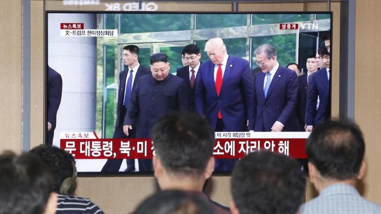 Pela primeira vez um presidente pisa em solo norte-coreano. Encontro no dia 30 de junho foi considerado histórico