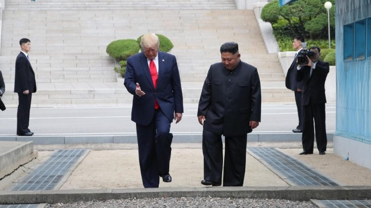 Donald Trump et Kim Jong-Un franchissent ensemble la ligne de émarcation entre les deux Corée