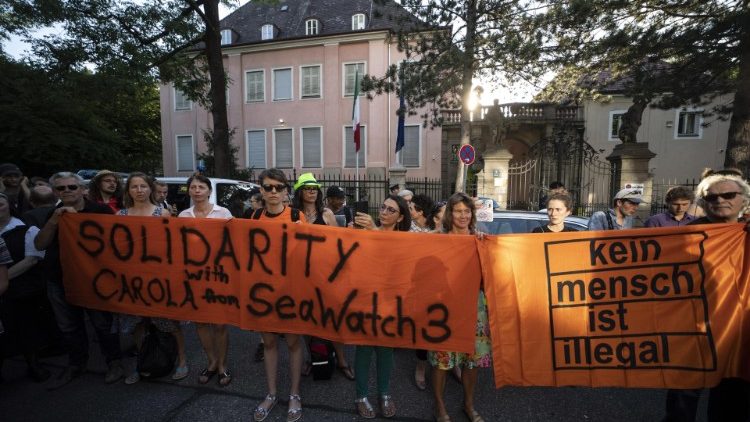 Protest gegen die Verhaftung von Carola Rackete vor dem italienischen Konsulat in München